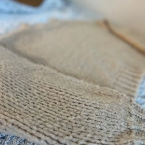 Beige stickad tröja från NA-KD - Mysig beige stickad tröja från NA-KD med en croppad passform. Tröjan har långa ärmar och en ribbad kant vid ärmslut och nederkant. Perfekt för kyliga dagar! Helt nytt skick, använd max 1 gång!