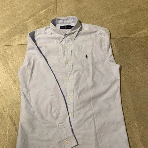 Ralph Lauren skjorta - Hej säljer nu min Ralph lauren skjorta då den är för stor för mig och inte kommit te användning ännu. Som sagt den är helt ny och aldrig använd