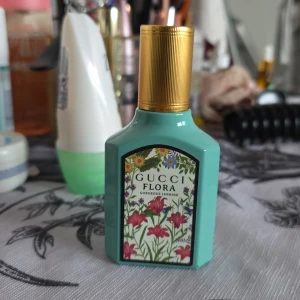 Gucci Flora Gorgeous Jasmine Eau de Parfum - Säljer  Gucci Flora Gorgeous 30ml använda några gånger. 