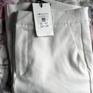 Vita byxor med fickor - Snygga vita byxor från Bikbok i storlek 36 helt nya med prislapp. Modell Wilma i normal längd❣️