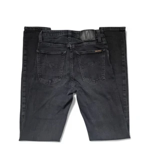Svarta Nudie Jeans - Snygga svarta jeans från Nudie Jeans utan några defekter. Mitt pris 399 men kan diskuteras! Skriv vid minsta fundering eller behov av fler bilder. Modellen är hightop tilde!