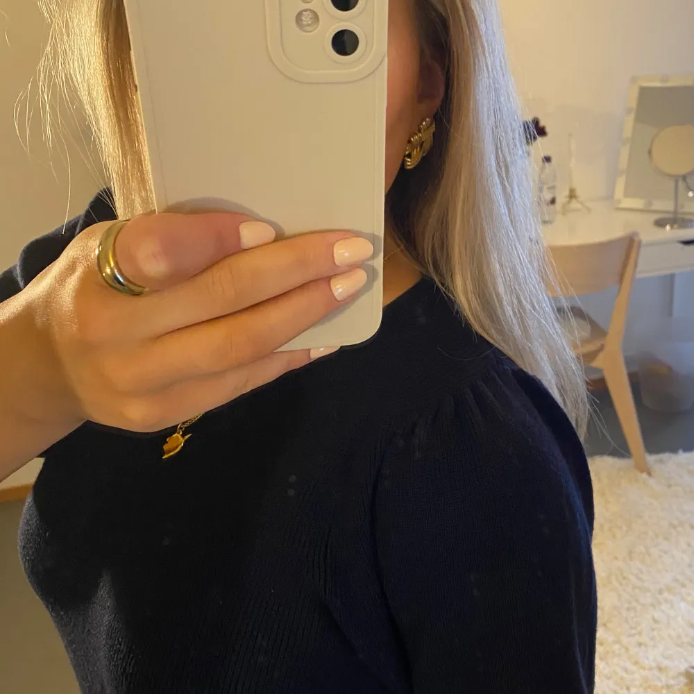 Säljer en stilren mörkblå ribbad topp med korta ärmar. Den är knappt använd och har volanger på sidan. 💕Den är M, mem tycker den funkar bra på S med. Jag är s-m. . Neuletakit & Villapaidat.