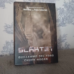 Släktet - Boken 'Släktet' av Guillermo del Toro och Chuck Hogan är första delen i en vampyrtrilogi. Handlingen utspelar sig i New York där en mystisk epidemi sprider sig. En Boeing 777 från Berlin landar med alla passagerare döda, vilket blir startskottet för en kamp mot en uråldrig vampyrras. En spännande och skrämmande berättelse som utforskar mörkrets krafter.