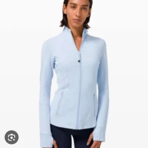 Ljusblå lululemon define jacket  - SÖKER!! Ljusblå lululemon define jacket. Helst storlek 6.