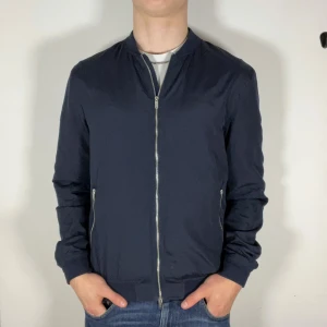 J Lindberg jacka - 10/10 skick | Sitter bra på mig som är 178 74 kg | Kan gå ned i pris vid snabb affär | Kom med frågor | Snygg dubbel drag kedja | Två innerfickor 