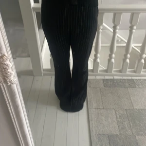 Svarta randiga byxor från Gina Tricot - Snygga svarta byxor med vita ränder från Gina Tricot