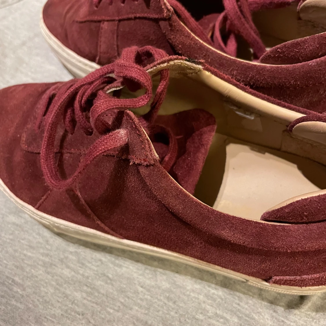 Vinröda sneakers från Axel Arigato - 2