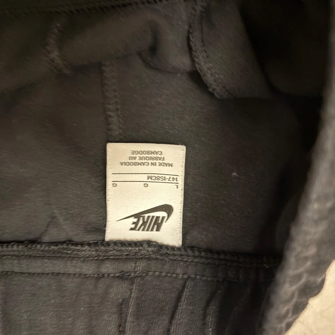 Svart hoodie och byxor från Nike tech  - 3