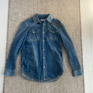 Ralph lauren jeans skjorta - Blå jeans skjorta från Ralph lauren strl 16y vilket är som S/XS. Inga defekter eller så. 