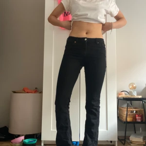 Svarta bootcut jeans - Snygga svarta bootcut jeans med medel hög midja. 