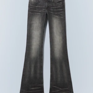Svarta bootcut jeans - Helt oanvända lågmidjade weekday jeans i storlek 26/32. Jätte fina men passar inte mig tyvärr. Kan posta om 1-2 dagar!
