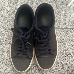 Navy blue sneakers från legends i mocka storlek 41 - Snygga navy blue sneakers i mocka med snörning och vit sula. Perfekta för en stilren look. Skorna är i bra skick, inga defekter förutom att sulan är lite gul men inget man tänker på. Priset kan diskuteras och kontakta i dm för frågor