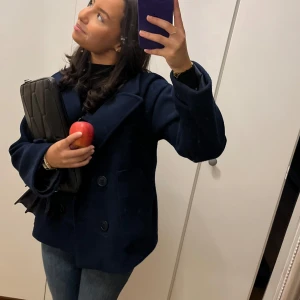 Design by SI blå kappa - En mörkblå Design by Si kappa. Jätte vacker men växt ur stilen:) jätte fin, storlek XS/S och ungefär 64cm lång och ca 51 cm lång i armarna😌 pris kan diskuteras:)