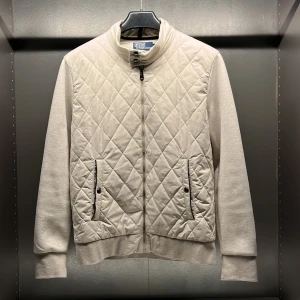 Vit Polo Ralph Lauren cardigan jacka - Säljer en snygg vit cardigan jacka från Polo Ralph Lauren. Jackan har en dragkedja framtill och långa ärmar. Den är stilren med ribbade muddar och två fickor med knappar. Perfekt för en stilmedveten look. Den är i nyskick och har inga defekter, storlek M.