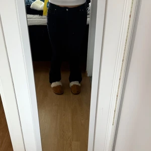 Svarta lågmidjade jeans från nelly - Ett par svarta jeans ifrån nelly jeans i storlek 40. Jättefina med en lågmidja. Är väldigt stretchiga och kan vara så att det är urtvättade men fortfarande en väldigt fint färg. Bra i längd är 163💓kolla sista bilden för se tvättningen