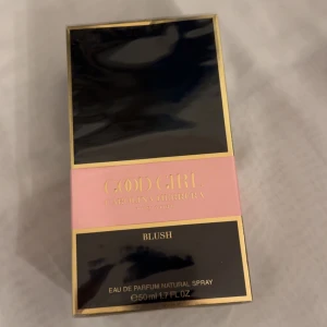 Good Girl Blush Eau de Parfum från Carolina Herrera - Säljer en elegant parfymflaska formad som en högklackad sko i rosa och svart med guldklack. Doften är Good Girl Blush, en Eau de Parfum på 50 ml. Perfekt för den som älskar lyxiga och unika designflaskor.