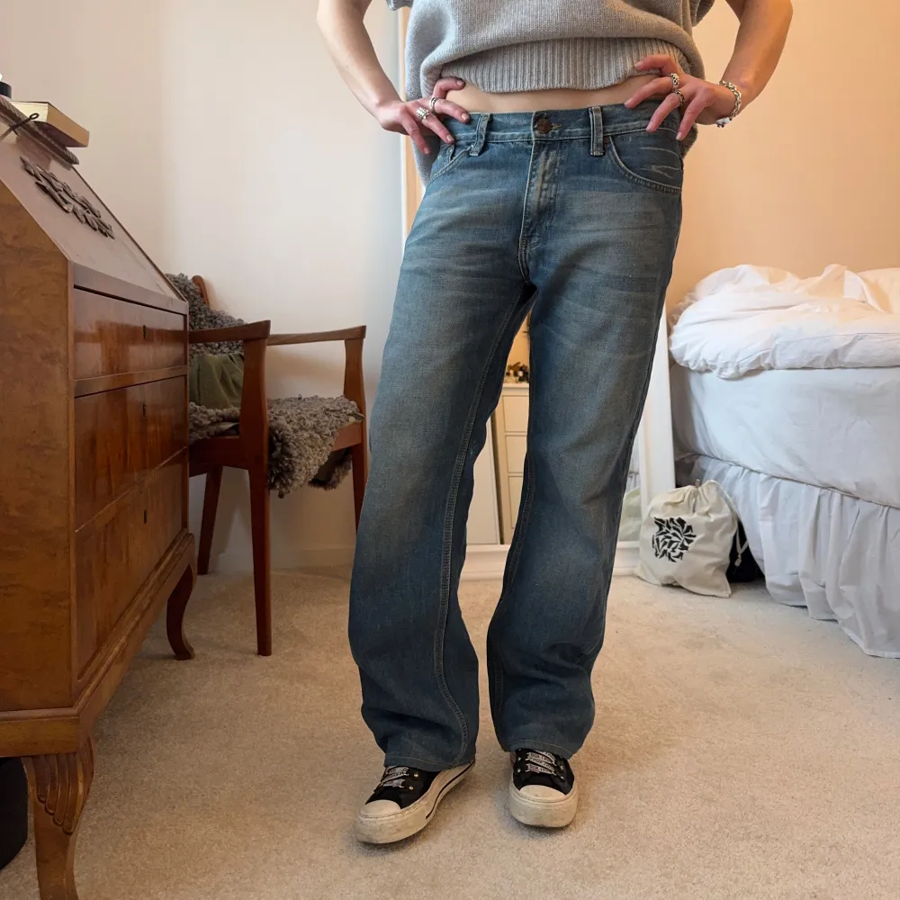 Baggy jeans från crocker i storlek 31/32, 40 i midjan & 73 i innersöm, men sitter baggy så sitter som ett par 80cm innersöm💗. Farkut & Housut.