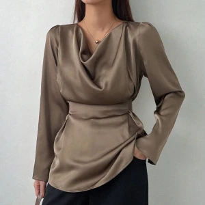 Elegant blus  - Jätte fin elegant silkes blus som knyts i ryggen så tröjan formas runt kroppen🤎jätte fin brun/beige färg. Endast använd fåtal gånger!! 🥰Passar Xs/S