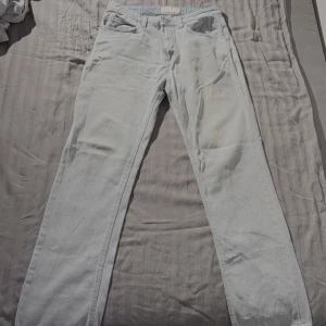 Ljusblå jeans - Snygga ljusblå jeansbyxor med en klassisk straight passform. De har en midwaist design och är perfekta för en avslappnad stil. Märket är DNMD och storleken är W32 L32. I princip helt oanvända. 