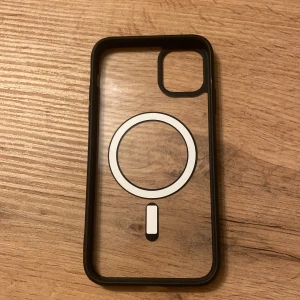 Transparent mobilskal med svart kant - Snyggt och stilrent mobilskal med svart kant och transparent baksida. Skalet har en cirkulär design i mitten som ger det en unik look. Perfekt för att skydda din telefon samtidigt som du visar upp dess design iphone 11 skal.