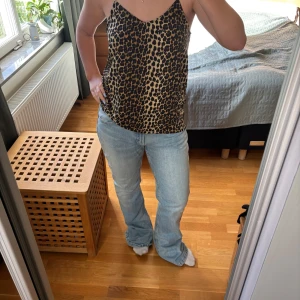 Leopardmönstrat linne - Säljer ett leopardmönstrat linne från vero moda. Storlek m!
