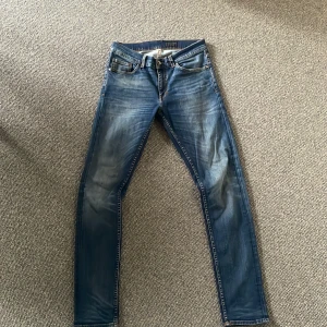 Tiger of Sweden jeans - Snygga blå jeans från Tiger Of Sweden, Jeansen har en lätt tvättad look och är tillverkade i Italien. Perfekta för en stilren vardagslook. Priset kan diskuteras vid snabb affär.