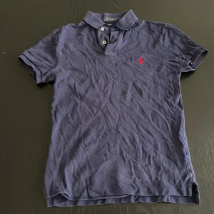 Blå pikétröja från Ralph Lauren - Säljer en klassisk blå pikétröja från Ralph Lauren i slim fit.