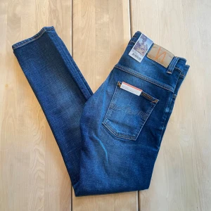Helt Nya Nudie Jeans - Tjena! Säljer nu ett par riktigt feta nudie jeans med en riktigt snygg tvätt. De är HELT NYA, med lapparna fortfarande kvar. Jeansen är i modellen ”Thinn Finn”, vilket är en slim fit passform. De är ju som sagt helt nya, så finns inga defekter. De är i storleken ”30/30”. Hör av er vid närmsta fundering. 