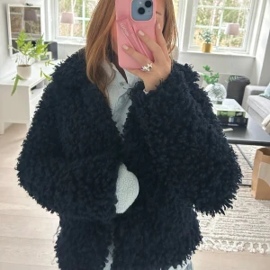 Marinblå teddyjacka - Så fin och gosig teddy jacka i en mörkblå färg från Zara. Den är i mycket bra skick och har inga stora tecken på användning. 