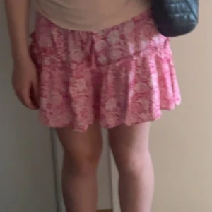 Sommar kjol - Söt rosa kortkjol med blommigt mönster och volangdetaljer. Den är från Zara och har bara använt den ett par få gånger. Det är inbygdashorts 