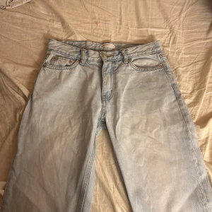 Ljusblå jeans från Perfect Jeans - Snygga ljusblå jeans från Gina tricot med klassisk femficksdesign och knappgylf. Perfekta för en avslappnad stil. De har en rak passform, säljer dessa för som blivit för små för mig