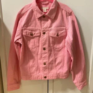 Rosa kawaii denim jacka  - Väldig snygg rosa färg, i mycket gott skick och starkt material! S men passar nog M också 