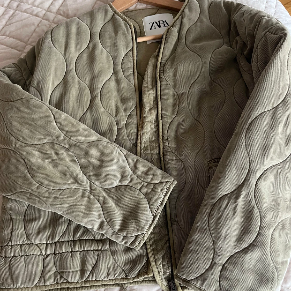 Olivgrön quiltad jacka från Zara - 1