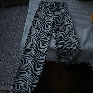 Zebramönstrade byxor - Zebramönstrade byxor i skön trikå, slits vid fötterna