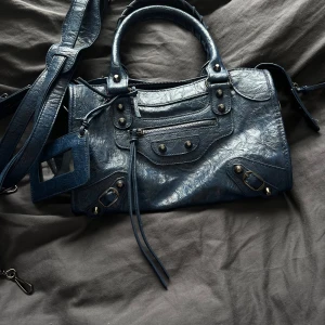 Mörkblå handväska - Suuuperfin mörkblå väska💕 använd fåtal gånger, säljer då den inte kommer till användning 😊