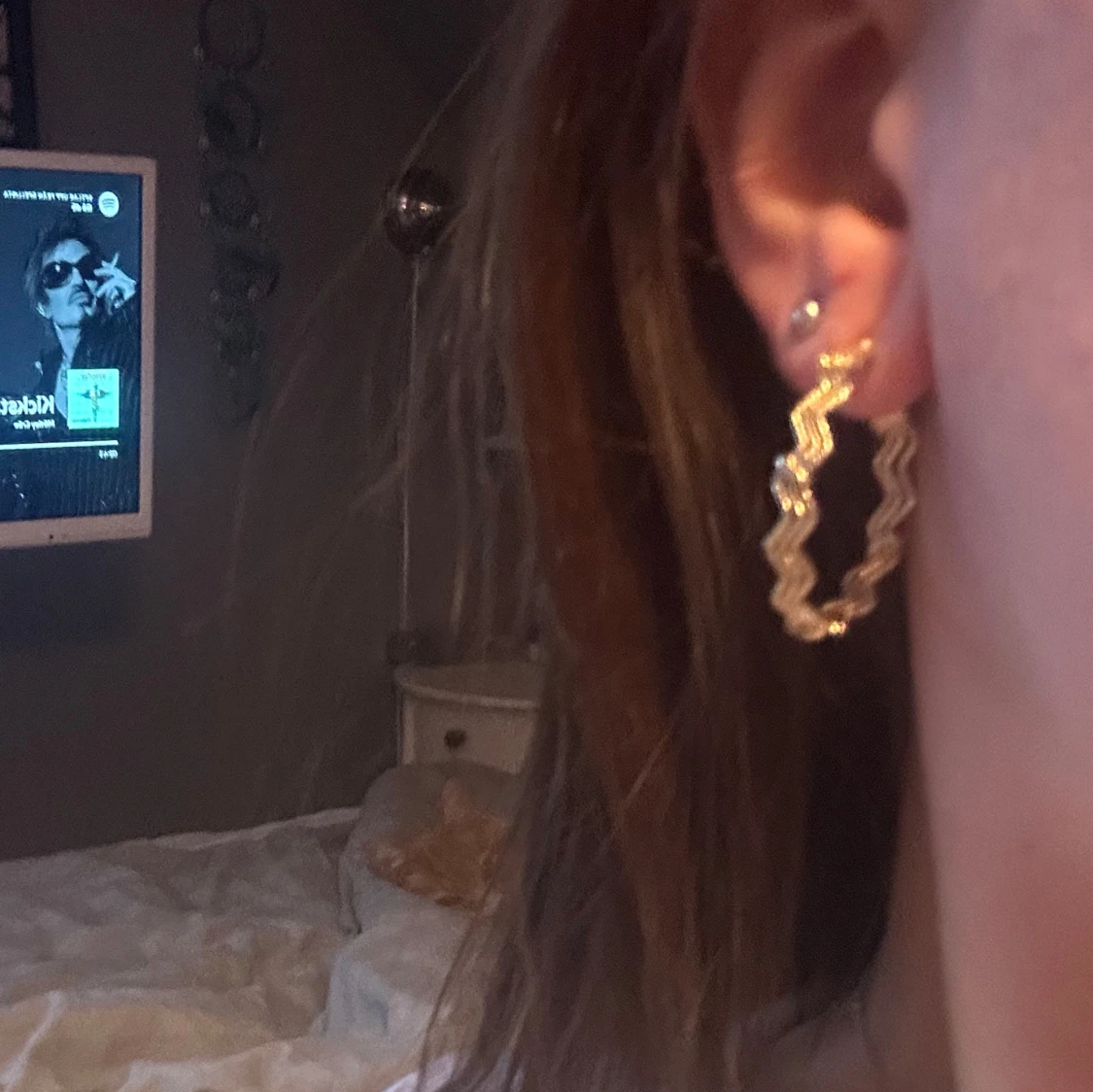 Guldiga örhängen med vågig design