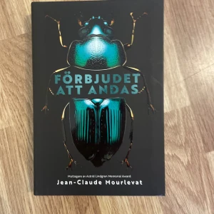 Förbjudet att andas - Boken 'Förbjudet att andas' av Jean-Claude Mourlevat är en fascinerande och tankeväckande framtidsberättelse om diktatur och demokrati. Den har fått beröm för sin vackra och originella berättelse och är en ALMA-prisvinnare.