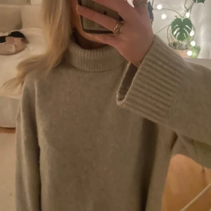 Beige stickad polotröja - Köpt här på Plick men kom tyvärr inte till användning! 