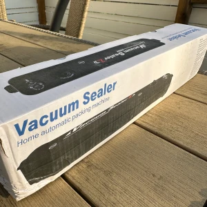 Vakuumförpackare vakuum  - Säljer en vakuumförpackare för hemmabruk eller annat. Perfekt för att hålla maten fräsch längre. Enkel att använda med automatisk förpackningsfunktion. Kompakt design som passar i de flesta kök. Eller varför inte en 🎁 gåva? 