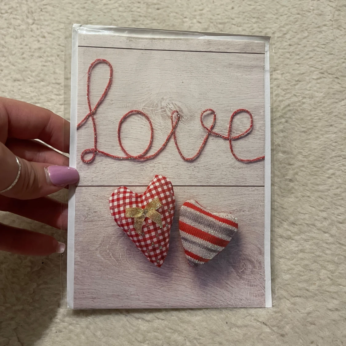 Kort med texten 'Love' och hjärtan