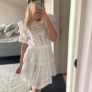 Studentklänning 34/36 - Sååååå fin klänning perfekt inför studenten! 🫶🏽 Lappen sitter kvar och är endast testad än sålänge, tror även den passar en storlek 36 eftersom det är resor i midjan! (Jag har fler bilder vid intresse) 