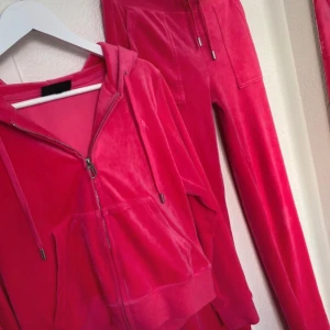 Juicy couture  - Juicy couture set💕passar xs/s, hoodien är L men passar xs/s!