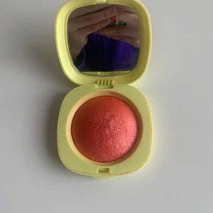 Baked Luminous Blusher i nyansen Highly Seasoned - Använd ett par gånger.       En snygg baked luminous blusher i en livlig korallnyans. Kommer i en ljusgrön kompakt med spegel, perfekt för touch-ups. Perfekt för att ge kinderna en fräsch och strålande look.