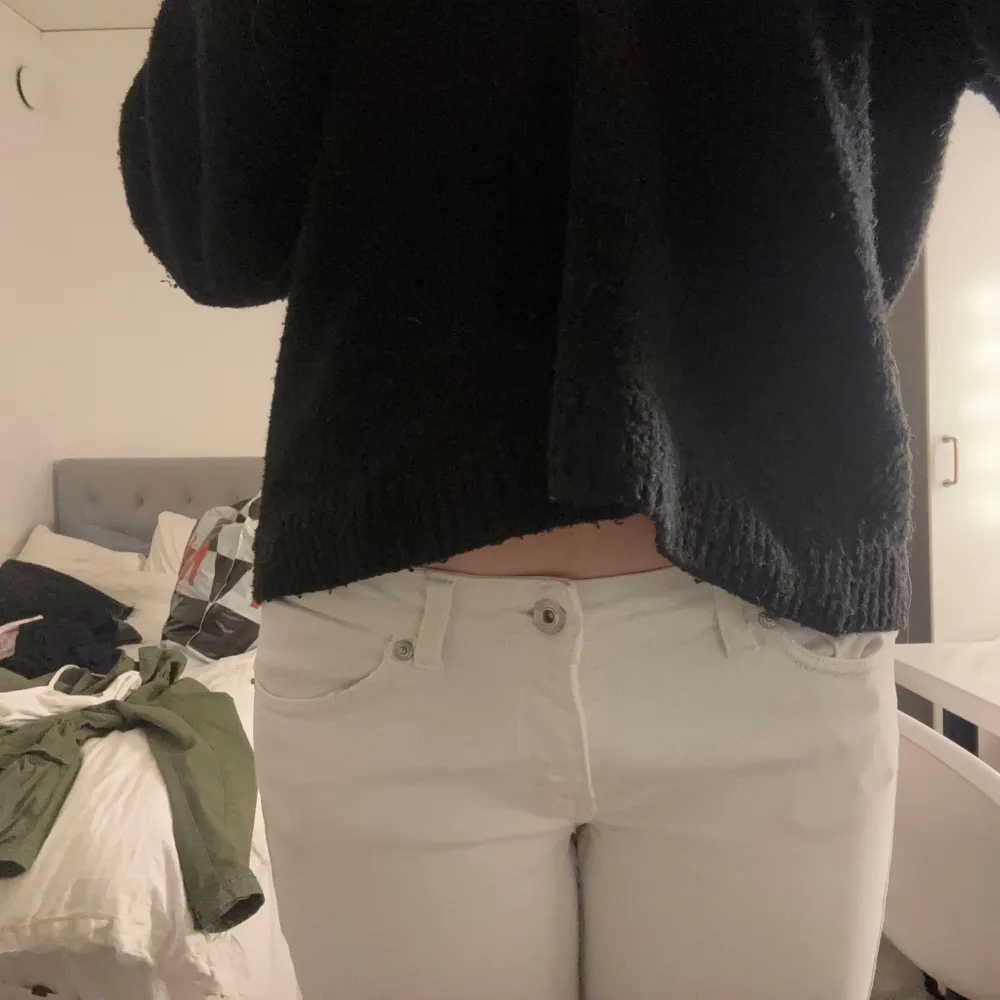 Snygga vita Jeans från Blends. Är i storlek 29 men passar mig som brukar ha 36 i jeans💞💞. Farkut & Housut.