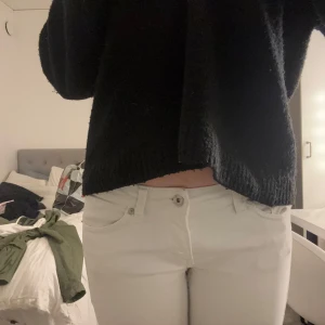 Vita jeans från Blend - Snygga vita Jeans från Blends. Är i storlek 29 men passar mig som brukar ha 36 i jeans💞💞
