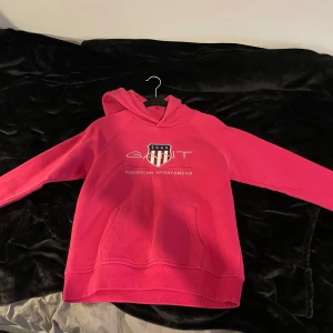 Rosa hoodie från GANT - Rosa gant tröja med stort tryck på bröstet.