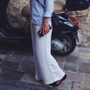 Vita byxor från Tiger of Sweden - Vita byxor från Tiger of Sweden. Resår i midjan. Endast använd fåtal gånger, dock en liten fläck på ena benet. 