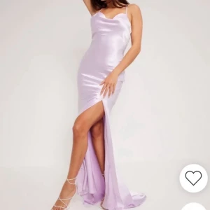 Ljuslila sidenklänning - Elegant ljuslila långklänning i siden med smala axelband och en stilren slits. Perfekt för en glamorös balkväll! Slitsen är borta eftersom jag är 160 lång men sitter jätte fint med klackar på den är väldigt bra i längden 