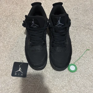 Jordan 4 black cats  - Hej, Säljer dessa härliga Jordan 4 black cats. Har andvänds få tal gånger. Inga skador finns allt och  är perfekt! Jag säljer dem för att jag inte är längre så intresserad av skorna  som förut! 