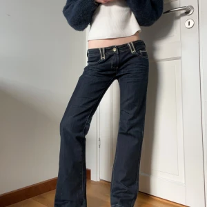 Mörkblå jeans med låg midja - Snygga mörkblå jeans med låg midja och bootcut-stil. Midjemått rakt över: 38 cm. Innerbenslängd: 75 cm💖